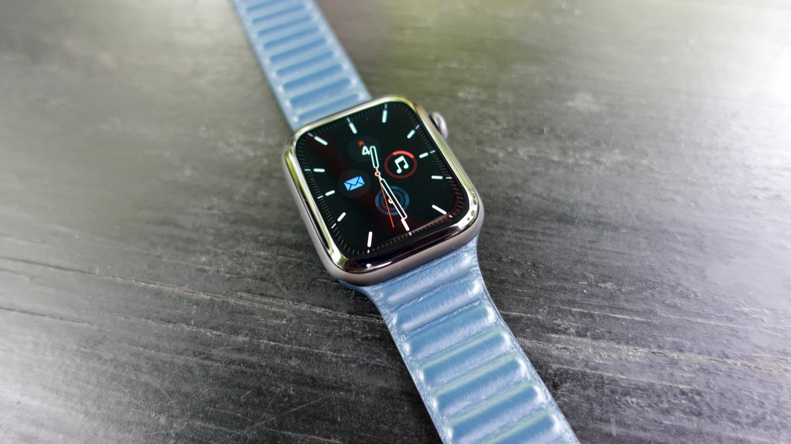 Apple Watchの革バンド、レザーリンク。滑らかで柔らかい装着感。【写真紹介】